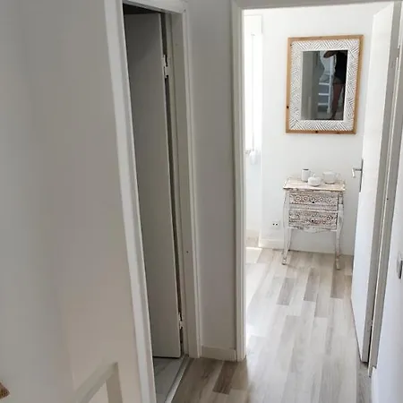 Semesterbostad Historic House-1 Minute To The *